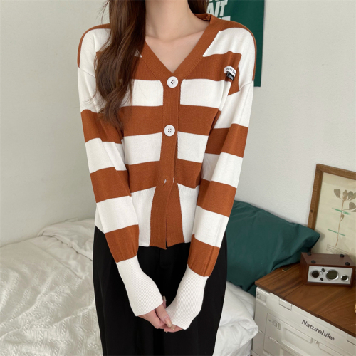 Real shooting, real price, early autumn Korean version, versatile contrast stripe short knitted coat, women's coat