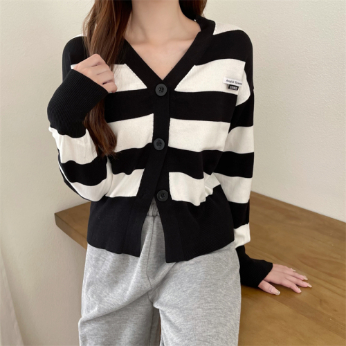 Real shooting, real price, early autumn Korean version, versatile contrast stripe short knitted coat, women's coat