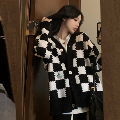 Real price ~ Korean loose and versatile black and white checkerboard knitted sweater cardigan jacket women