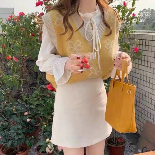 2021 new style small fresh outer lap wear V-neck cute age reducing loose short knitted vest women