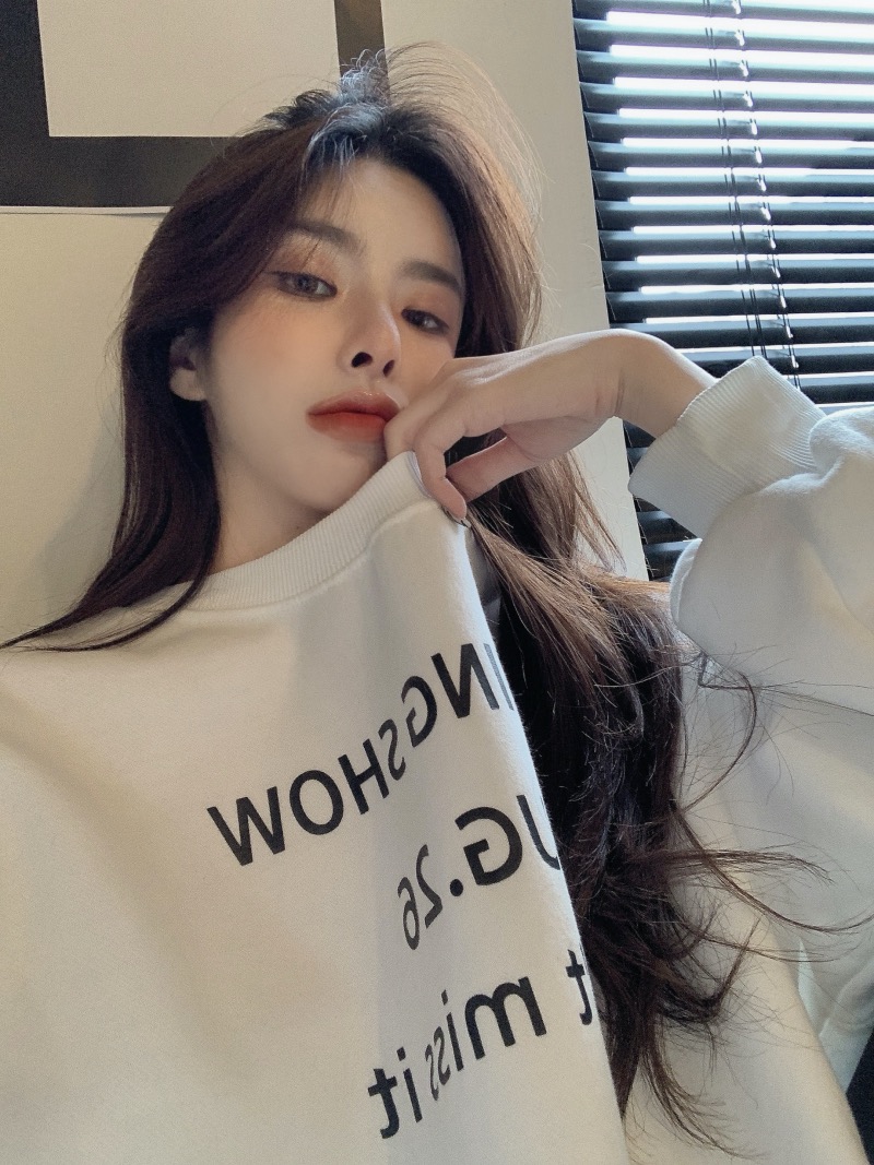 Round neck sweater women's autumn new Korean design sense of minority loose medium and long lazy top