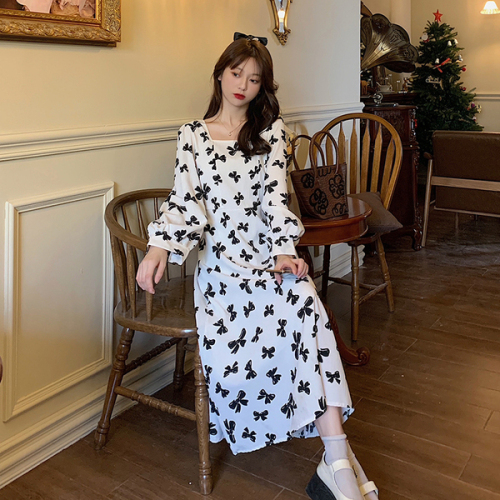 The real price of women's clothing is not transparent. Large women's clothing shows thin temperament at the waist. Long skirt broken flower long sleeve Jumpsuit