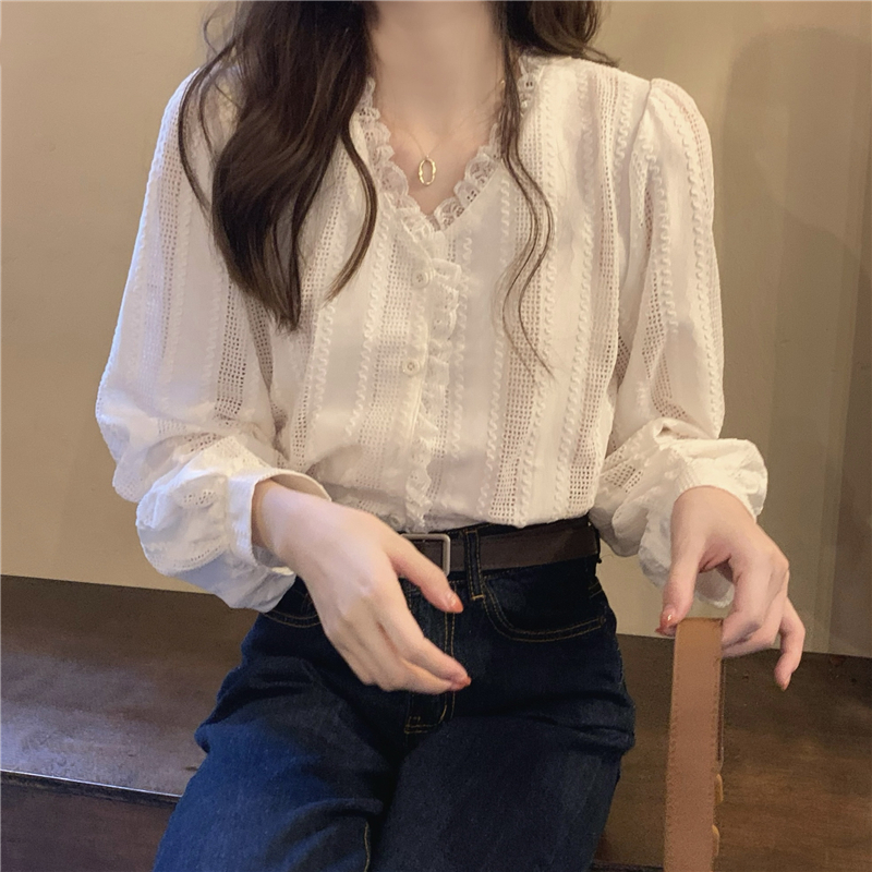 Real price! Autumn and winter retro versatile sweet lace top Korean V-neck fungus edge long sleeve shirt