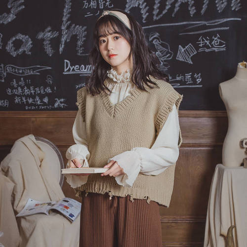 Woman Wearing Lace Sleeveless Short vest Sweater with Wind V-collar Knitted Ma Jia Mesh in Uzzang College, Korea, 2019