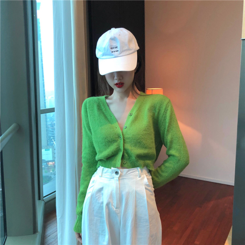 Port-style grass green girl cardigan + high waist white slacks suit