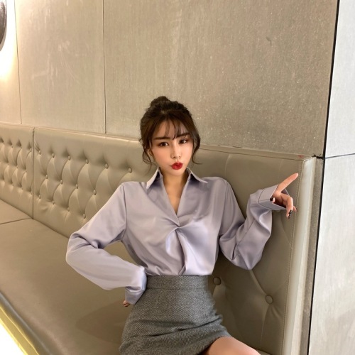 Real-price Korean version of Baitao V-collar Satin shirt loose long sleeve shirt inswind design sense blouse woman