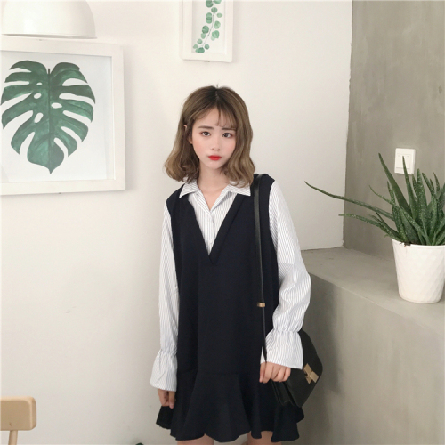 Student of two fake dresses with stripe stitching detected in real price