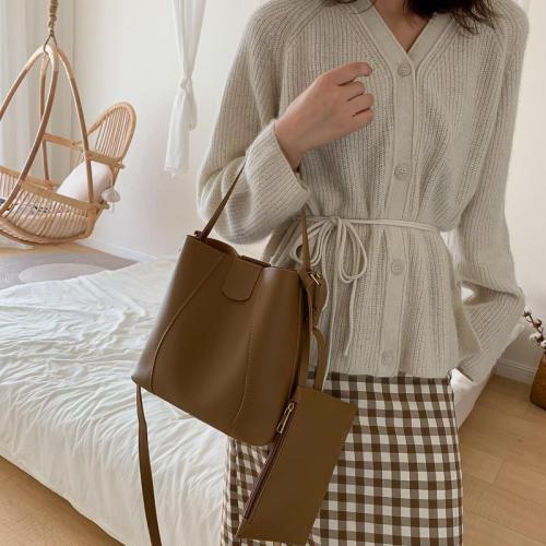 French small group bag women 2020 new simple and fresh shoulder bag fashion fashion fashion women's Bag Messenger Bucket Bag