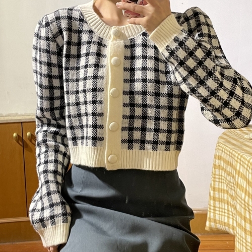 Plaid crew neck knitted cardigan women's autumn new Korean Short Jacket plaid sweater