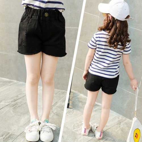 Girls' denim shorts summer 2020 new China University Children's foreign style shorts children's Daisy embroidered perforated hot pants
