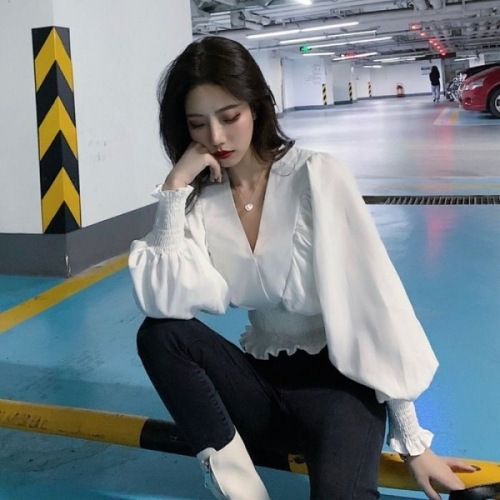  new autumn and winter foreign style V-neck design, waist closing long sleeve shirt, European and American style white navel exposed blouse, female