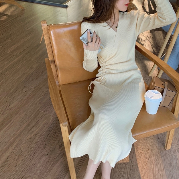 2021 early autumn new women's dress French knee high-end design sense of minority V-Neck Sweater long skirt knitted dress
