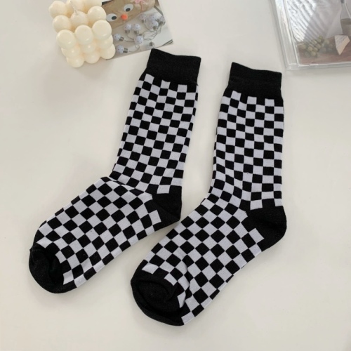 Real shooting and real price without reduction ~ Korean ins black and white chessboard lattice pure cotton socks fried Street versatile sports medium tube socks