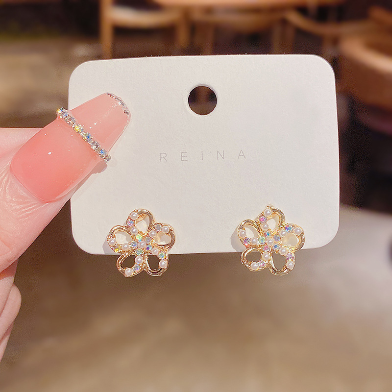 Real shot silver needle Korean version hollow out diamond inlaid small flower earrings female style minority Earrings