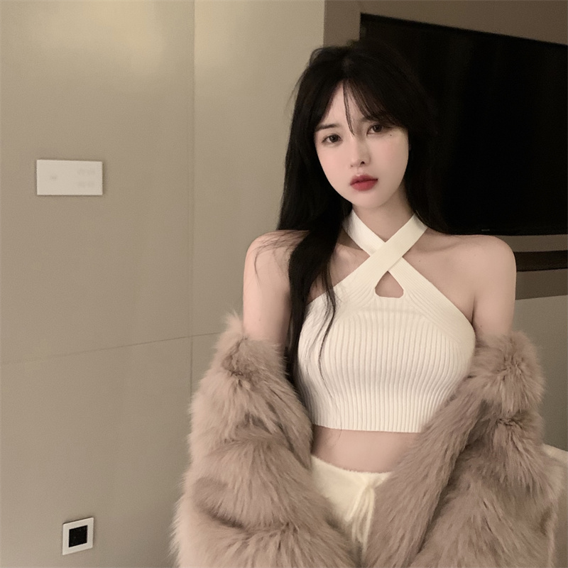 Real price knitted suspender with a neck hanging in winter