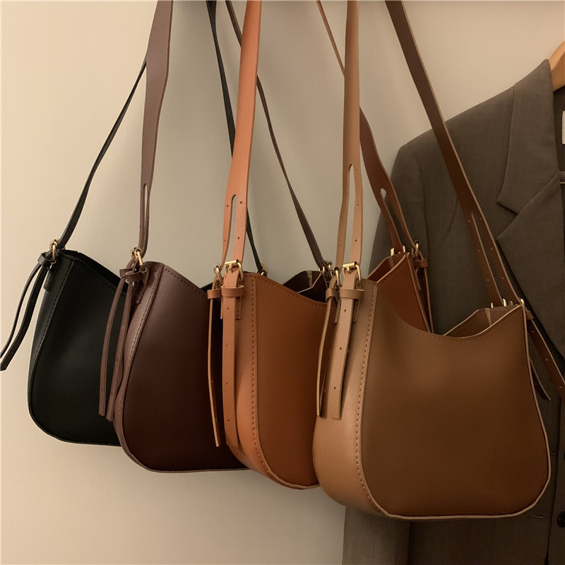 Real price autumn and winter retro Bag Fashion versatile design sense messenger bag small single shoulder bag armpit bag