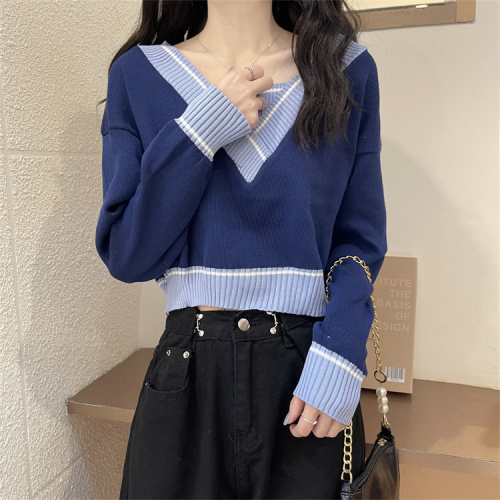 Built in bottoming shirt women's autumn and winter sweater 2021 new spring and autumn design sense minority V-neck knitted short top