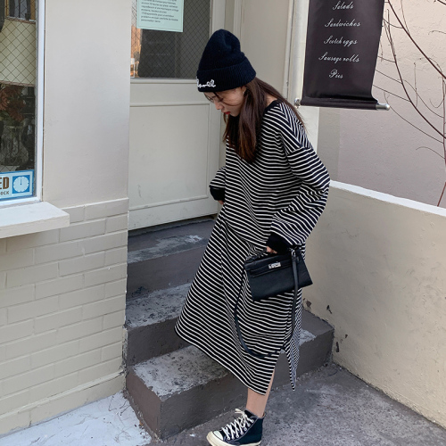 Real shot Plush thickened striped long sleeved dress in winter Korean version loose and thin over the knee