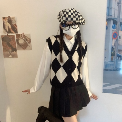 Real shooting real price retro Lingge knitted vest autumn and winter design sense Korean sweater with vest