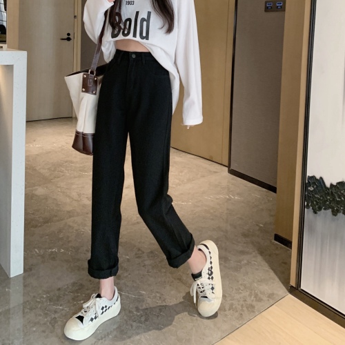 Actual shooting of new Beige straight jeans in spring 2022 high waist thin loose wide leg pants women