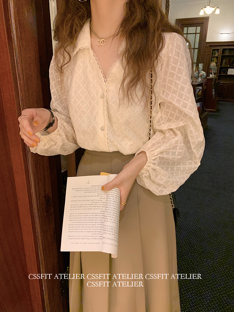 French swan neck heavy industry bubble sleeve V-neck Lapel lace shirt women's design sense niche top