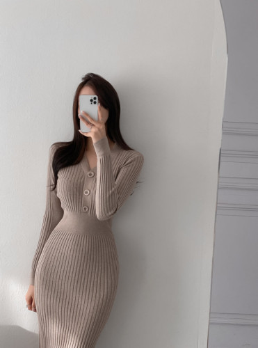South Korea's new spring button knitted dress shows a thin hip wrap skirt