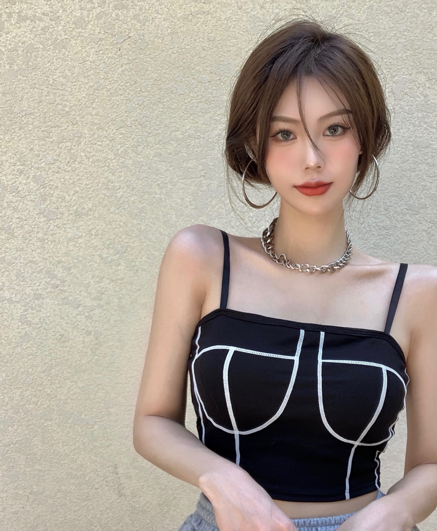 The actual price is not reduced, and the color matching in early spring is versatile. It's fit inside and outside. It's wearing a suspender vest with chest cushion