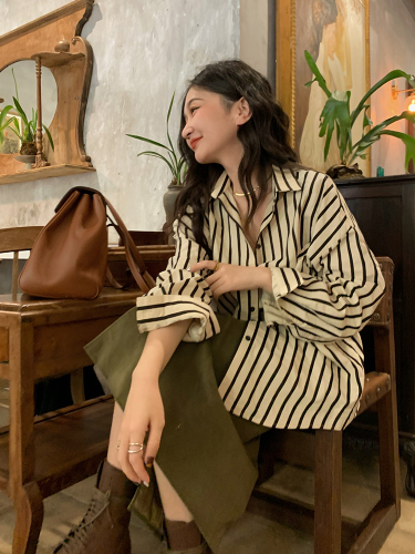 Ren Xiaoyi French versatile long sleeved striped shirt women's design sense niche early autumn top