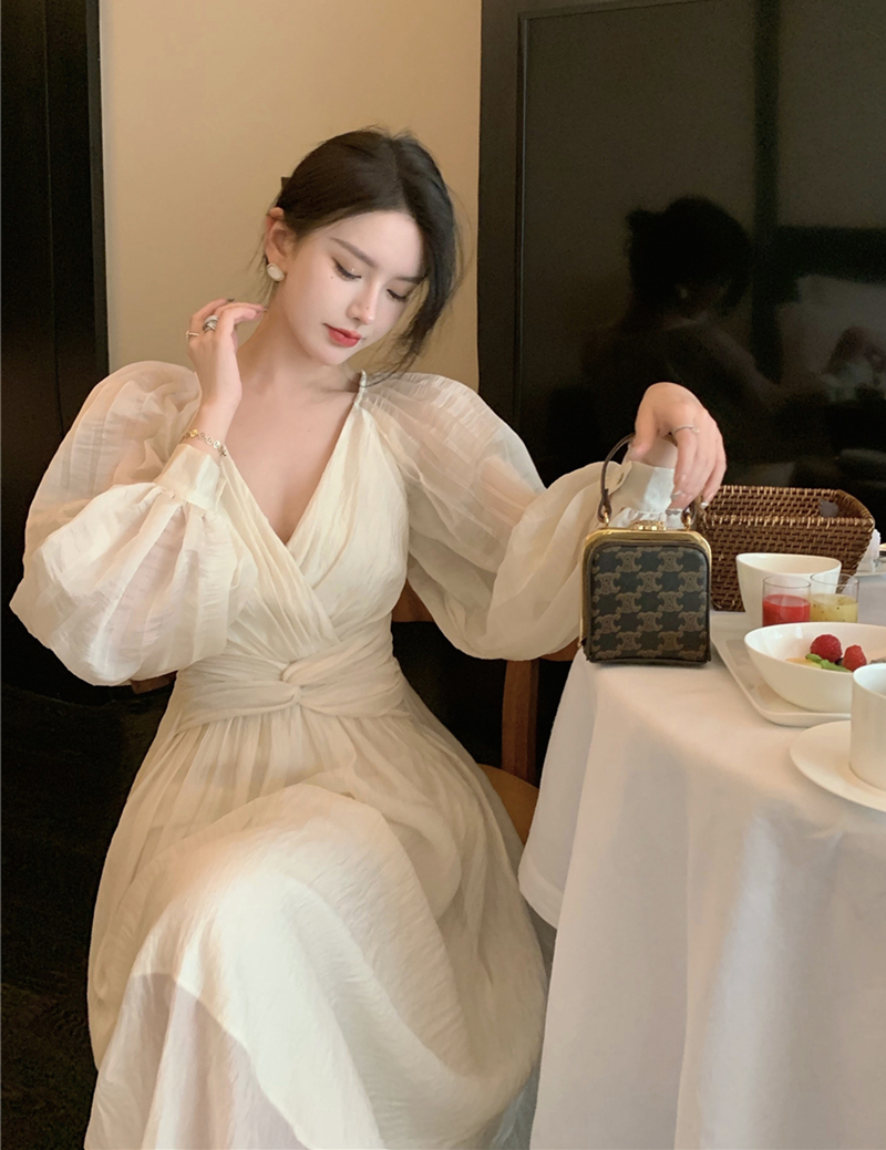 Real shooting French retro Hepburn style high-end gas V-neck Chiffon bubble sleeve dress long skirt female