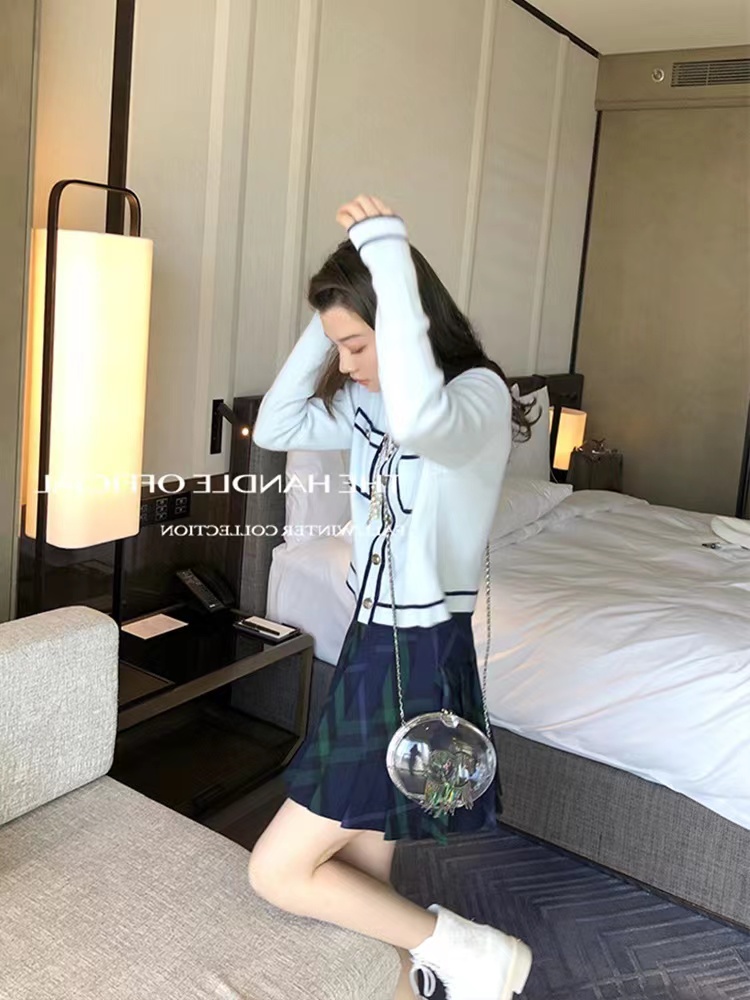 In the early spring of 2022, the new women's wear xiaoxiangfeng knitted cardigan, yellow coat, sweater and coat have a small sense of female design
