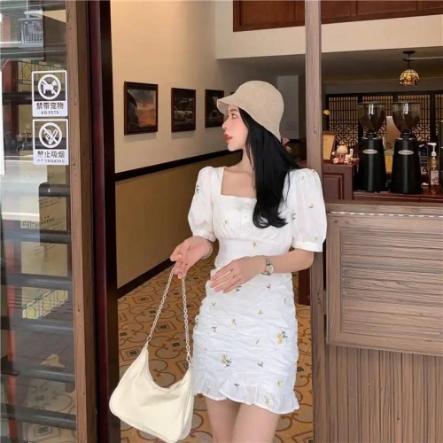 New French retro floral bubble sleeve dress fairy in spring and summer slim waist skirt square neck skirt