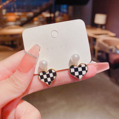 Real shot S925 silver needle, two wearing peach heart checkerboard earrings, simple gas net red earrings of the same type