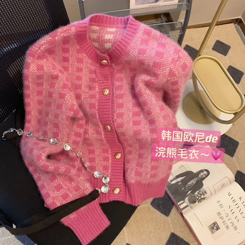Xiaoxiangfeng Pink Plaid soft waxy sweater women's autumn and winter 2022 new Korean gentle short knitted cardigan coat
