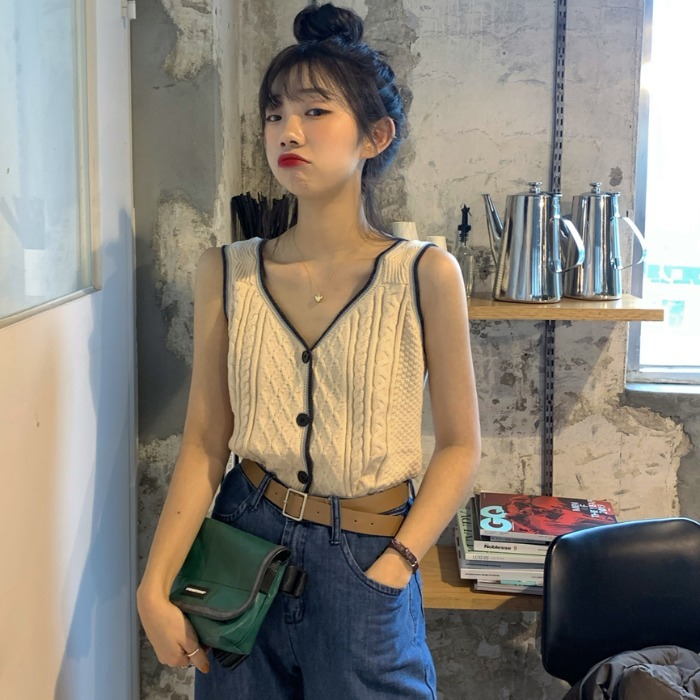 In the spring of 2022, take the net red trend, versatile knitted vest coat, women's loose Korean white vest vest
