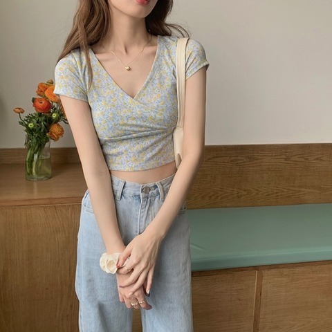 2022 new floral T-shirt women's design sense slim short sleeve summer Korean V-neck short high waist top women