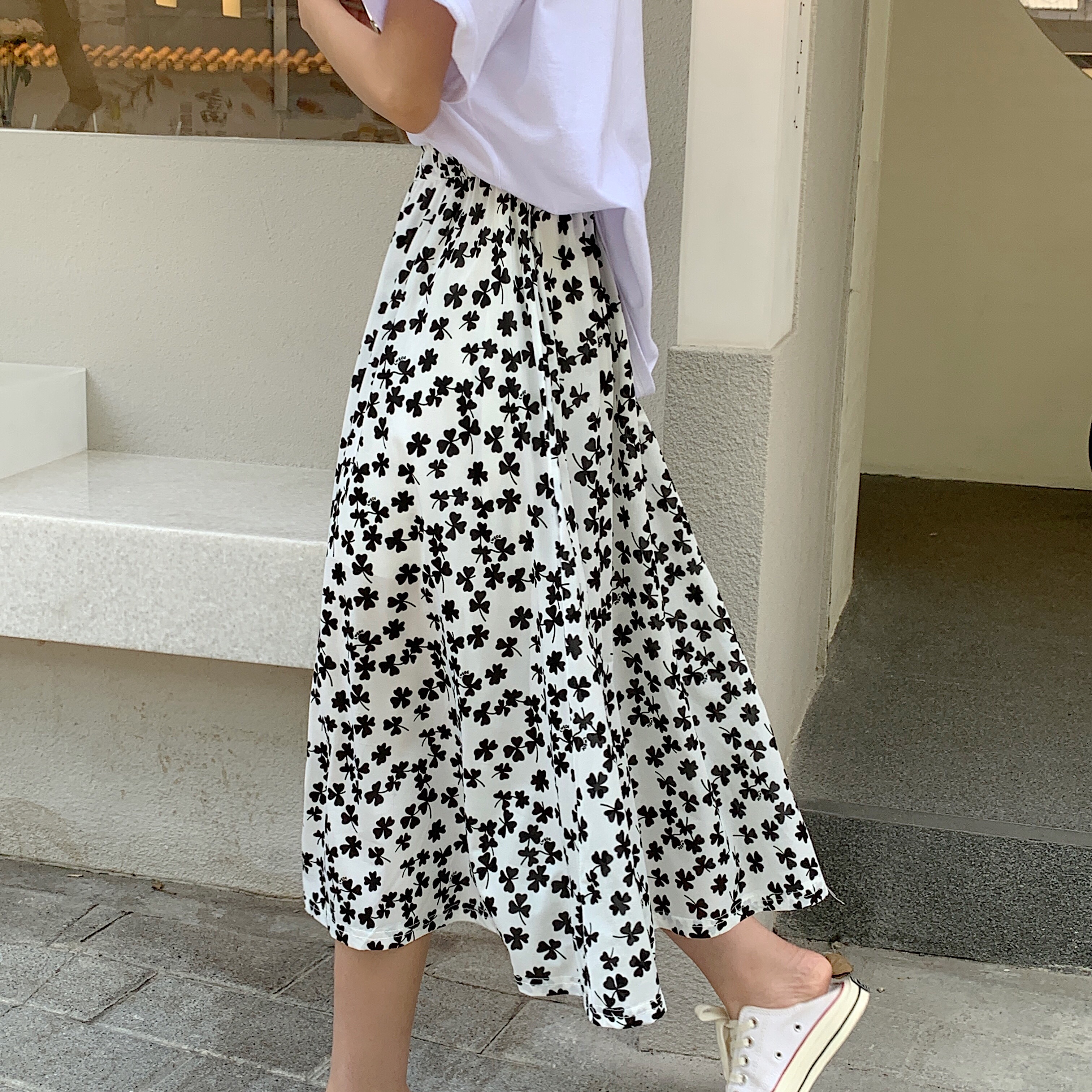The real price has broken flower skirt inside. The female white tea break skirt is thin and large