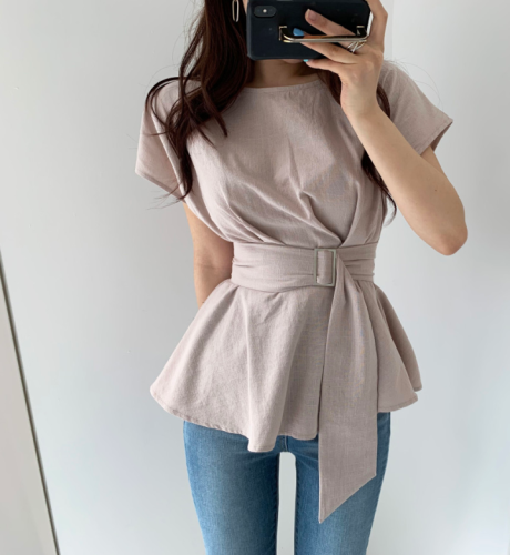 A slim shirt with a small Ruffle hem and a thin belt