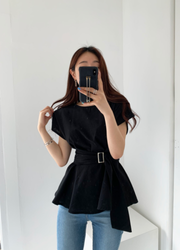 A slim shirt with a small Ruffle hem and a thin belt