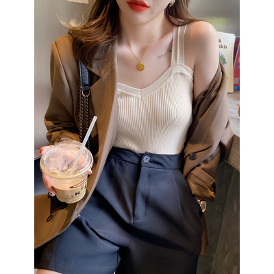 Knitted suspender women's matching small suit with bottomed vest in spring and autumn white design sense, and a small number of people wear autumn and winter tops outside