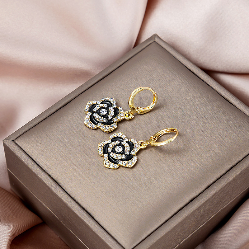 Real shooting of Japanese and Korean elegant Rose Earrings and Earrings dark black ins super immortal imperial sister gas Earrings