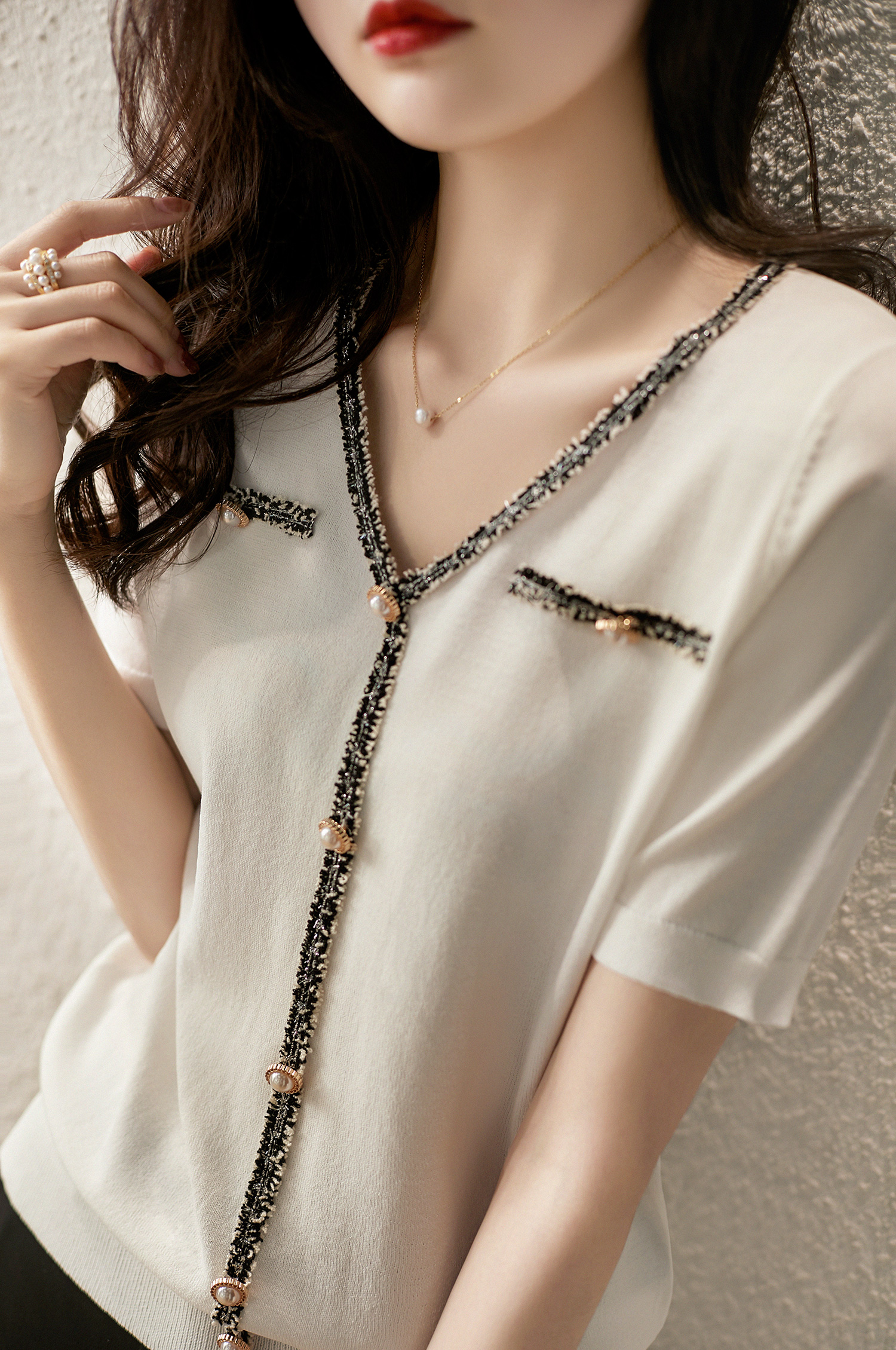 Xiaoxiangfeng ice silk knitted T-shirt women's summer short sleeve 2022 new ins fashion V-neck short top thin