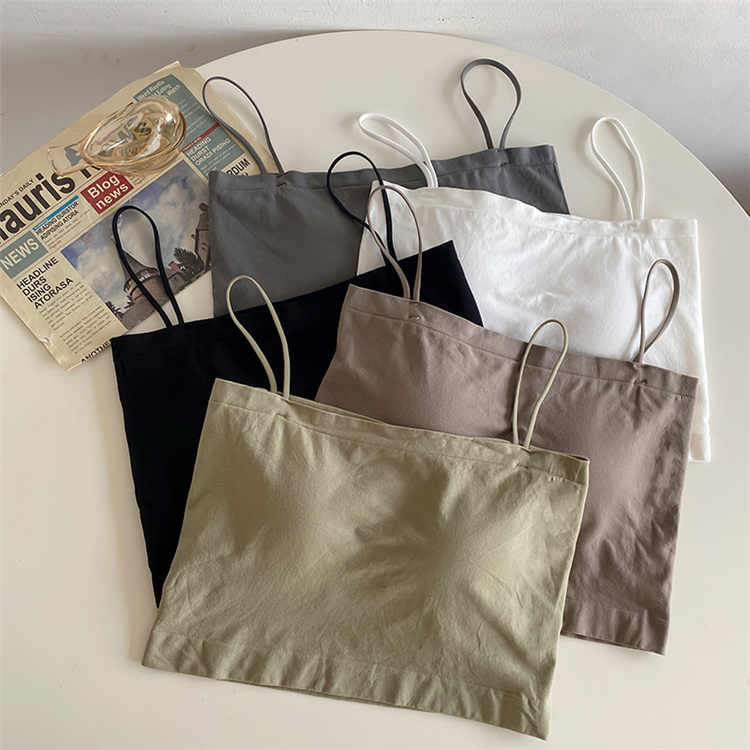 The real shot is versatile and short, showing a thin hand. An ice silk vest top is in the tide