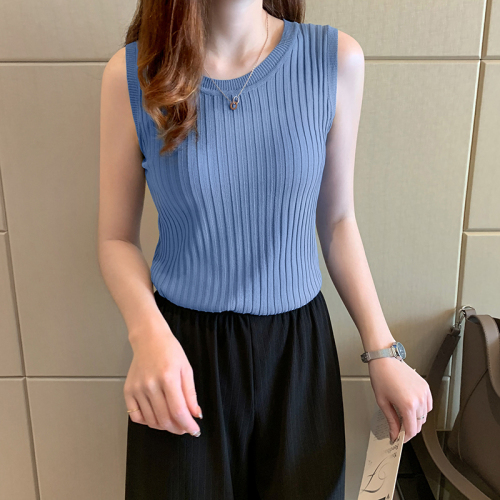 White suspender vest women's short style with round neck bottoming shirt inside. It's versatile in summer. It's a foreign style sleeveless knitted top to wear outside