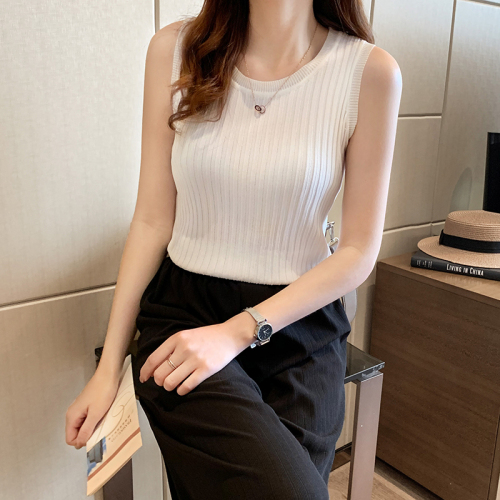 White suspender vest women's short style with round neck bottoming shirt inside. It's versatile in summer. It's a foreign style sleeveless knitted top to wear outside