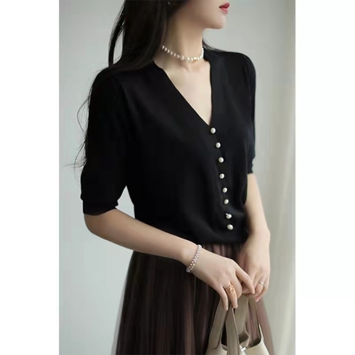 Gentle gas pearl buckle V-Neck Sweater women's early spring 2022 thin loose age reducing versatile T-Shirt Top Fashion