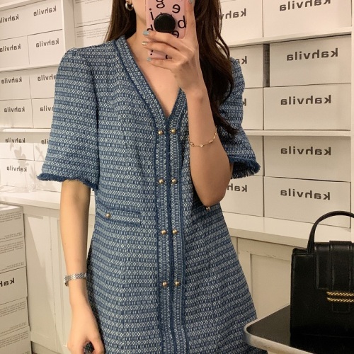 Real shot French heavy industry small fragrance V-neck metal single breasted denim pattern shows thin short dress