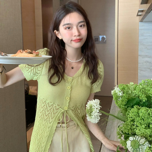 Real shooting of retro western style, playful, bright green, bright skin, four button, low crew neck, high waist, short sleeve cardigan, female sweater