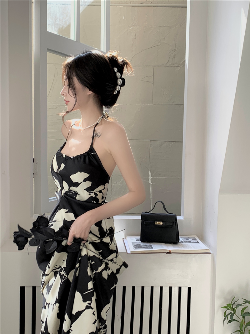 Real shooting and real price in the summer of 2022, the new style is pure desire, high waist, thin, hanging neck, backless bandage dress, female