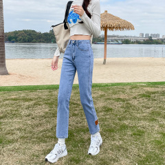 Actual shooting of new loose fashion age reducing jeans in spring and summer of 2022