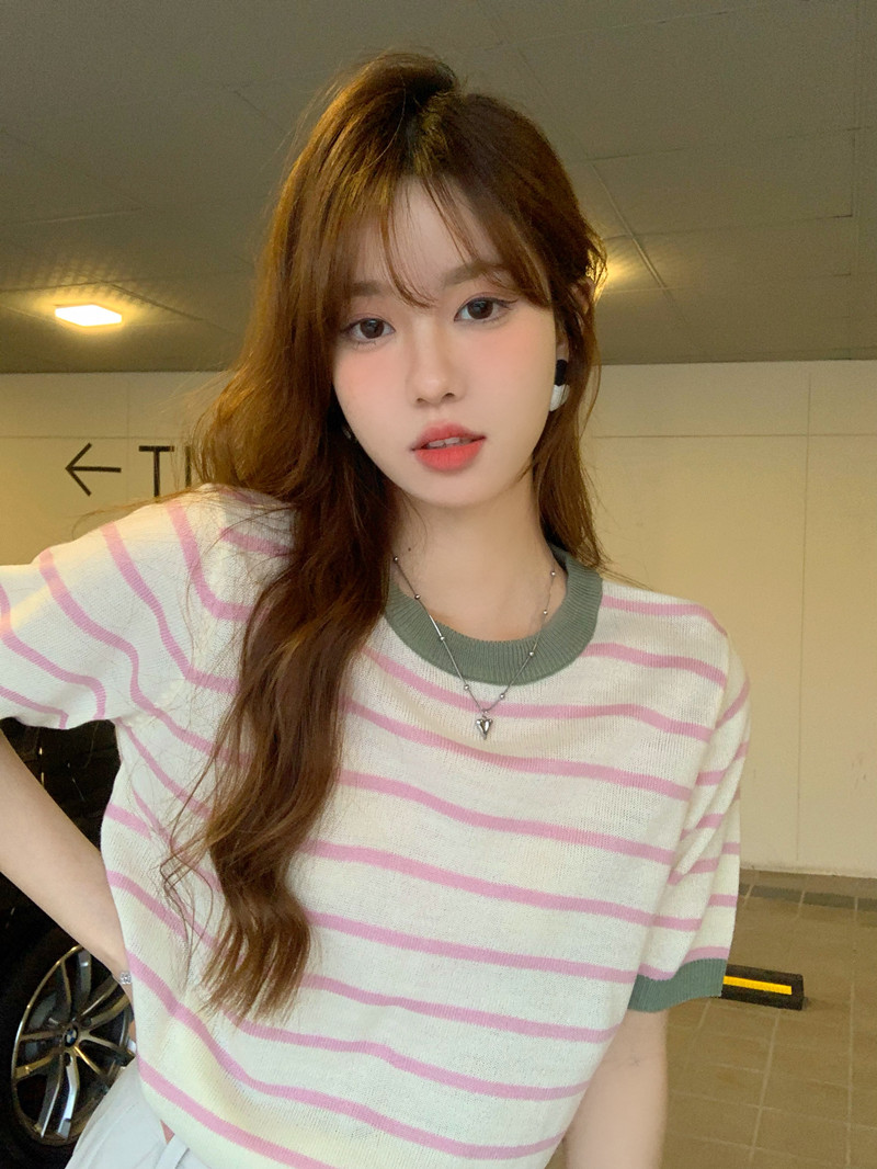 New Korean fresh stripe contrast color round neck short sleeved sweater with real price and real shooting